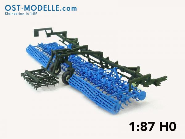 Koppelwagen T890 A01 Bodenbearbeitung 2 Feingrubber B231 mit Stabkrümmlern Arbeitsstellung blau